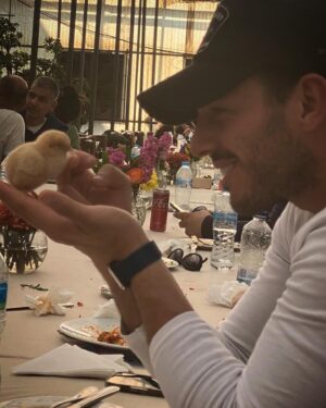 Ramy Radwan Instagram - "يافندم احنا قررنا اننا نشتري كل الكتاكيت اللي في السوق، هنربيها .. الكتاكيت تكبر هتبيض..البيض هيفقس هيطلع كتاكيت..الكتاكيت هتكبر هتبيض..البيض هيفقس يطلع فراخ..ونفضل نفقس ونبيض والفراخ تبيض ونفقس. مشروع يجنن !!
- والمشروع دة هيكلف قد ايه ؟
- أنا حسبتها بالمليم والسحتوت، ١٩ الف وميتين خمسة وتمانين و٦٠٠ مليم .. ده بالبيض." 😂😂😂
#سمير_غانم #يارب_ولد 😍❤️