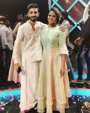 Ramya NSK Instagram - With the Rockstar! 💥😍❤️
@anirudhofficial 
Outfit: @tamarachennai 
#anirudh #supersinger #supersinger7 #diwali #supersingerjudging #semifinals