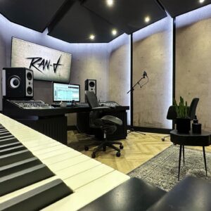 Ran-D Instagram - 𝗧𝗛𝗜𝗦 𝗜𝗦 𝗠𝗬 𝗡𝗘𝗪 𝗗𝗥𝗘𝗔𝗠 𝗦𝗧𝗨𝗗𝗜𝗢! 🔥 I'm so happy with how it turned out. Can't wait to make a lot of new bangers here for you guys! ❤️‍🔥