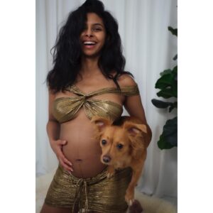 Rana Roy Instagram - Penne finally realized I’m pregnant 👼🏽🐕🤍

Outfit✨: @radiascreations 

📸: @dreamon7