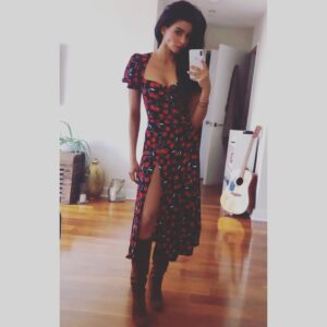 Rana Roy Instagram - I did an “Introduce Yourself(ie)” for @broadwayboxcom and answered their 10 questions. Link in bio if you feel like reading ☺️ Also of course I picked the most posed selfie because... why not? 💁🏾‍♀️ #TowelInTheBackground