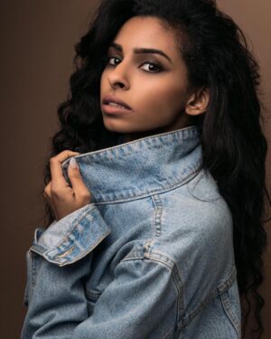 Rana Roy Instagram - I think it’s obvious by now that I only like to take photos from one side of my face 😂 #angles 💁🏾 #itWillContinue