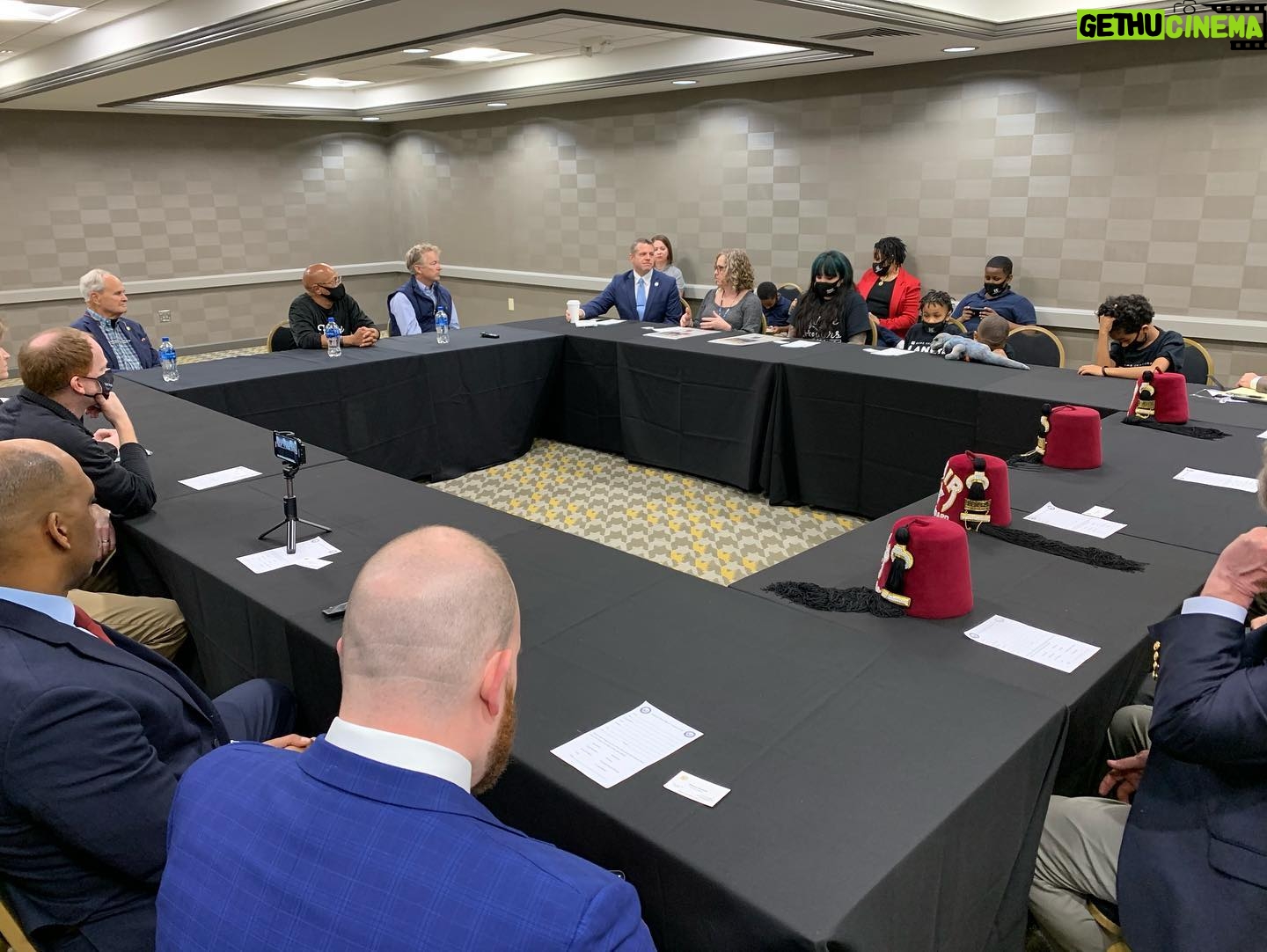 Rand Paul - 2.2K Likes - Grateful to have spent this morning with my great friend @2xgamechangers in Louisville talking about @futurehealersky, the @louisvillezooofficial, and the important work they’re doing to help Louisville’s youth affected by violence. #FutureHealer #GotZooBuddies