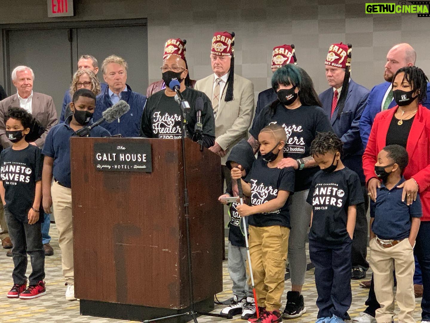 Rand Paul - 2.2K Likes - Grateful to have spent this morning with my great friend @2xgamechangers in Louisville talking about @futurehealersky, the @louisvillezooofficial, and the important work they’re doing to help Louisville’s youth affected by violence. #FutureHealer #GotZooBuddies