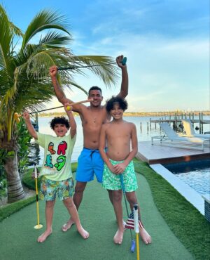 Randy Malcom Instagram - Siempre estaré aquí para caminar juntos de la mano.

De seguro no es la tarea más fácil, pero ser papá es la tarea que elijo cada vez que me levanto y la que más me llena de felicidad hacer. 

Gracias por elegirme y por enseñarme cada día a ser un mejor papá, los amo con locura 🫶

#FathersDay #ElCubano #RandyMalcom