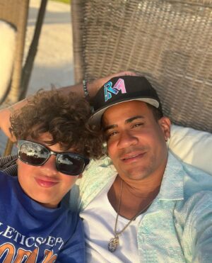 Randy Malcom Instagram - Siempre estaré aquí para caminar juntos de la mano.

De seguro no es la tarea más fácil, pero ser papá es la tarea que elijo cada vez que me levanto y la que más me llena de felicidad hacer. 

Gracias por elegirme y por enseñarme cada día a ser un mejor papá, los amo con locura 🫶

#FathersDay #ElCubano #RandyMalcom