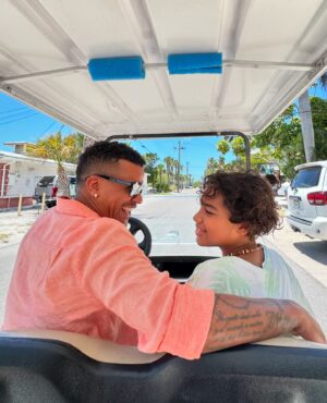 Randy Malcom Instagram - Siempre estaré aquí para caminar juntos de la mano.

De seguro no es la tarea más fácil, pero ser papá es la tarea que elijo cada vez que me levanto y la que más me llena de felicidad hacer. 

Gracias por elegirme y por enseñarme cada día a ser un mejor papá, los amo con locura 🫶

#FathersDay #ElCubano #RandyMalcom