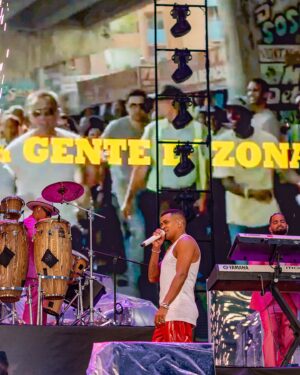 Randy Malcom Instagram - Milano, bajo la lluvia te gocé mucho mejor 🌧️ 😎 🇮🇹 
✈️ Next Stop Zürich! 

📸: @iamcumbapr 

#GenteDeZona #ElCubano #ElCubanoEnMilano #DemasiadoEuropeTour