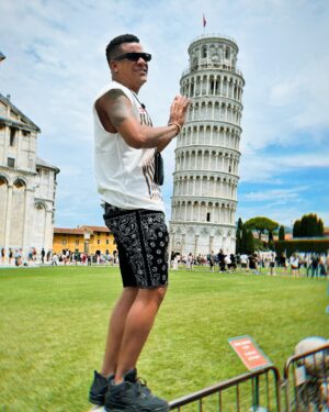 Randy Malcom Instagram - Aquí tratando de tumbarla 🤣 🇮🇹 

📸: @iamcumbapr 

#RandyMalcom #ElCubanoEnPisa #PisaItaly #LaToscana