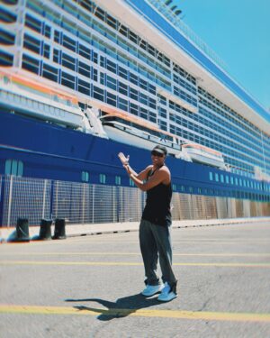 Randy Malcom Instagram - Nos fuimos #PorAhi de crucero 🛳️ porque la vida en el mar es más sabrosa 🌊. Roma, regreso en breve 🇮🇹 

#ElCubanoEnItalia #Rikixx #RandyMalcom #CrocieraItaliana