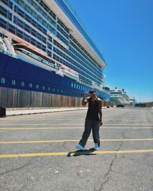 Randy Malcom Instagram - Nos fuimos #PorAhi de crucero 🛳️ porque la vida en el mar es más sabrosa 🌊. Roma, regreso en breve 🇮🇹 

#ElCubanoEnItalia #Rikixx #RandyMalcom #CrocieraItaliana