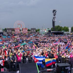 Randy Malcom Instagram - Milano sei stato pazzesco!!!!! 🇮🇹 😎🫀🔥🇮🇹 

No podría pedir más. #Demasiado lo que disfruté formando #LaGozadera junto a @marcanthony 🔥 

📸: @iamcumbapr 

#RandyMalcom #GDZ #DemasiadoEuropeTour #ElCubanoEnMilano