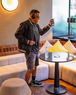 Randy Malcom Instagram - Feliz y acompañado de buena música 🎵 Next Stop 📍Milano, Italia 🇮🇹 

¡Gracias a @loudliveentertainment y a @sonos por mis nuevos audífonos! 

#RandyMalcom #ElCubano #Tour