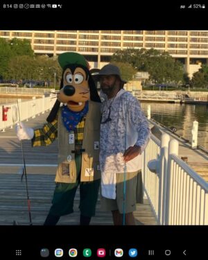 Randy Moss Instagram - My last 2 weeks have been OFF DA CHAIN!!@waltdisneyworld wit my family and had a BLAST!Hooked up with a few 🐐 S @jerryrice @dan13marino sweet feet @emmittsmith22 I didn't get my pic.USFL Championship wit my fam @goodfellasbarbershopclt. The concert was the icing on the cake.Body is ROTTEN rt now but I'm truly BLESSED from above!!🙏🏾🙏🏾🙏🏾❤️❤️❤️❤️