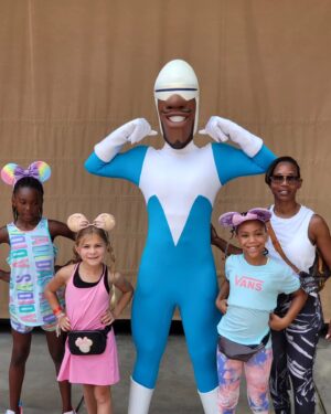 Randy Moss Instagram - My last 2 weeks have been OFF DA CHAIN!!@waltdisneyworld wit my family and had a BLAST!Hooked up with a few 🐐 S @jerryrice @dan13marino sweet feet @emmittsmith22 I didn't get my pic.USFL Championship wit my fam @goodfellasbarbershopclt. The concert was the icing on the cake.Body is ROTTEN rt now but I'm truly BLESSED from above!!🙏🏾🙏🏾🙏🏾❤️❤️❤️❤️