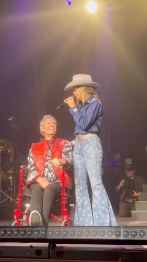 Randy Travis Instagram - It was a pleasure to be invited on stage by @laineywilson! Thank you for the honor. #CountryMusic #LaineyWilson #RandyTravis
