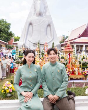 Ranee Campen Instagram - แม่การะเกดได้กลับมาเยือนเมืองสองแควแล้ว🤍 

พิษณุโลก เมืองที่มีตำนานและความสำคัญมายาวนาน ก่อนหน้านี้เบลกับพี่พลอยเคยได้ร่วมสร้างพระนางพญาองค์นี้ตั้งแต่ปี 61 จนวันนี้เบลกับพี่พลอยก็ได้รับโอกาสอีกครั้งให้เป็นประธานผ้าป่าปิดทองพระนางพญาองค์ใหญ่ วัดราชบูรณะ จ.พิษณุโลก พร้อมกับเจ้าภาพร่วมและผู้มีจิตศรัทธา รวมเป็นจำนวน 2,679,756.31 บาท ขออนุโมทนาบุญผู้ร่วมบุญทุกท่านด้วยนะคะ ขอบคุณหลายๆท่านรวมถึงแฟนคลับที่เดินทางมาร่วมบุญกันจากกรุงเทพฯ และจังหวัดอื่นๆ ด้วยค่ะ 

ได้กล่าวถึงจังหวัดนี้มาตั้งแต่บุพเพสันนิวาสจนมาถึงพรหมลิขิต และรู้สึกถึงความผูกพันหรือบุญสัมพันธ์ที่มีกันมา ดีใจที่ได้กลับมาตอบแทนชาวสองแควรวมถึงบรรพบุรุษนะคะ เมื่อปิดทองเสร็จองค์พระคงจะงดงาม มากๆ ขอให้ผู้คนหลั่งไหลกันไปเที่ยวและกราบสักการะกันเยอะๆ นะคะ 🙏🏻
