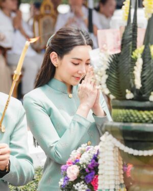 Ranee Campen Instagram - แม่การะเกดได้กลับมาเยือนเมืองสองแควแล้ว🤍 

พิษณุโลก เมืองที่มีตำนานและความสำคัญมายาวนาน ก่อนหน้านี้เบลกับพี่พลอยเคยได้ร่วมสร้างพระนางพญาองค์นี้ตั้งแต่ปี 61 จนวันนี้เบลกับพี่พลอยก็ได้รับโอกาสอีกครั้งให้เป็นประธานผ้าป่าปิดทองพระนางพญาองค์ใหญ่ วัดราชบูรณะ จ.พิษณุโลก พร้อมกับเจ้าภาพร่วมและผู้มีจิตศรัทธา รวมเป็นจำนวน 2,679,756.31 บาท ขออนุโมทนาบุญผู้ร่วมบุญทุกท่านด้วยนะคะ ขอบคุณหลายๆท่านรวมถึงแฟนคลับที่เดินทางมาร่วมบุญกันจากกรุงเทพฯ และจังหวัดอื่นๆ ด้วยค่ะ 

ได้กล่าวถึงจังหวัดนี้มาตั้งแต่บุพเพสันนิวาสจนมาถึงพรหมลิขิต และรู้สึกถึงความผูกพันหรือบุญสัมพันธ์ที่มีกันมา ดีใจที่ได้กลับมาตอบแทนชาวสองแควรวมถึงบรรพบุรุษนะคะ เมื่อปิดทองเสร็จองค์พระคงจะงดงาม มากๆ ขอให้ผู้คนหลั่งไหลกันไปเที่ยวและกราบสักการะกันเยอะๆ นะคะ 🙏🏻