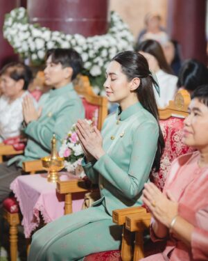 Ranee Campen Instagram - แม่การะเกดได้กลับมาเยือนเมืองสองแควแล้ว🤍 

พิษณุโลก เมืองที่มีตำนานและความสำคัญมายาวนาน ก่อนหน้านี้เบลกับพี่พลอยเคยได้ร่วมสร้างพระนางพญาองค์นี้ตั้งแต่ปี 61 จนวันนี้เบลกับพี่พลอยก็ได้รับโอกาสอีกครั้งให้เป็นประธานผ้าป่าปิดทองพระนางพญาองค์ใหญ่ วัดราชบูรณะ จ.พิษณุโลก พร้อมกับเจ้าภาพร่วมและผู้มีจิตศรัทธา รวมเป็นจำนวน 2,679,756.31 บาท ขออนุโมทนาบุญผู้ร่วมบุญทุกท่านด้วยนะคะ ขอบคุณหลายๆท่านรวมถึงแฟนคลับที่เดินทางมาร่วมบุญกันจากกรุงเทพฯ และจังหวัดอื่นๆ ด้วยค่ะ 

ได้กล่าวถึงจังหวัดนี้มาตั้งแต่บุพเพสันนิวาสจนมาถึงพรหมลิขิต และรู้สึกถึงความผูกพันหรือบุญสัมพันธ์ที่มีกันมา ดีใจที่ได้กลับมาตอบแทนชาวสองแควรวมถึงบรรพบุรุษนะคะ เมื่อปิดทองเสร็จองค์พระคงจะงดงาม มากๆ ขอให้ผู้คนหลั่งไหลกันไปเที่ยวและกราบสักการะกันเยอะๆ นะคะ 🙏🏻