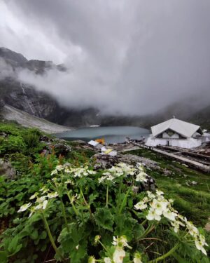 Ranjan Raj Instagram - 1. Hemkund sahib uttarakhand, it's located in the Garhwal Himalaya at an elevation of 4,572 metres (15,000 feet) and it's highest gurudwara in the world .. 😇❤️

2. There is a laxman temple near that kund.. honestly, first time I went to any laxman temple and I feel blessed to see this one, located by such a serene beauty of nature 🤌✨