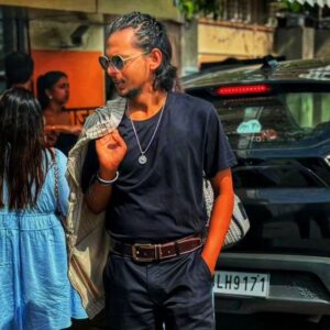 Ranjan Raj Instagram - Ye tumhara pyaar hai, or meri chaahat beshumar hai,
Ki Yaad ne ki aankhein nam or baadal se barsi fuhaar hai,
Mukhtsar si baat hai ki tumhe pyaar h to bas Hume bhi pyaar haii.... Kya samjhe..

So much love to you too all lovely people out there🤗❤️❤️
#KotaFactoryS3OnNetflix

Style by @stylebykayal 
Hmu by @itsanukanwar and team