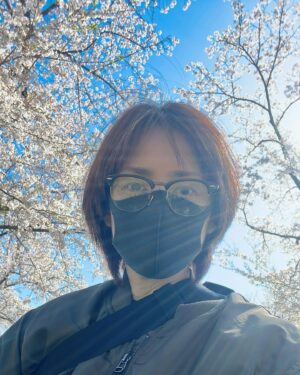 Ranran Suzuki Instagram - 昨日の悪天候にも負けず☔️🌪️
まだ頑張っていた桜達🌸

一転今日は晴れ☀️
去年は何故か桜を全く撮っていなかったので今年は春らしい感じの写真を残せて良かったです🌸☺️

しかし…晴れゆえ…今日は花粉が酷いみたい…😖

くしゃみが連発🤧目もショボショボ😭病院に行って薬貰ってきました💨

#さくら
#綺麗
#タンポポの整列が可愛い