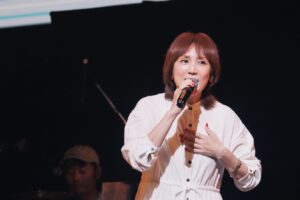Ranran Suzuki Instagram - やついフェス写真☺️
「キミとボク」
1998年に発売されたこの歌を
2024年のやついフェスで歌うことになる未来をいったい誰が予測できたでしょうか。（笑）

人と人のめぐりあいは
砂の粒程の奇跡さ

キミとボクは昔からの
恋人のように抱き合う

そんな出会いの奇跡を唄った歌なんですけど…

この歌詞に引っ張られるように
90年代に出会った人や物との出会いが今の私に活きています✨

ここ最近また私の周りにちりばめられた新たな出会いからはこの先どんな奇跡が生まれるのでしょうか👀

めぐりあいの奇跡は私だけに訪れているわけではなくて

生きている人全員に満遍なく訪れている訳ですが…

っていうか誰❓この全く自分では意図してないマッチングを操作しているのはっ‼️

ミステリ〜（笑）

Photo by nishinaga "saicho" 

#yatsuifestival2024