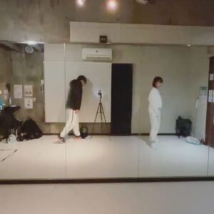 Ranran Suzuki Instagram - 今日はやすし先生とダンス（笑）😂

というかやすしがまだ10代だったあの頃から20年近く経ってまさかこんな風にダンスを教えて貰う事になるとは一体誰が想像出来たでしょうか🤣

ジャニーズの件でYahooのトップニュースに出て来た時は顎が外れるほどびっくりしたけど(OvO)

ある種それがきっかけでまたこんな風に一緒に踊れる日が来るとは…

人生って何が起こるか本当にわからないですねぇ☺️

いや、実はですね、私達むかーし同じ先生の元で一生懸命ジャスダンスを習っていた仲間なんです（笑）

私はコロナの前あたりからダンスは随分ご無沙汰になっちゃったんだけど

健康の為にまた身体を動かそうと思って
最近うっかりヒップホップダンス始めたんだよね、上達は遅いんだけどって言ったら👀

やすし先生が教えてくれると（笑）

そんな流れ💨

でも…あの…

今日の振り付け全然ヒップホップじゃ無いんですけどっていう😂

私の曲をたいそう気に入ってくれた
やすし✨

な訳なので、今日はこんな感じになったそうです🕺

しかしたったこれくらいを覚えるのに私達はいったい何時間スタジオに居たんでしょうか🙄

まったく振り覚えの悪い生徒ですいません…💀

あと3日くらい練習出来たらもう少し上手くなれる気がします…😓

ところで今、人生の正念場とも言える状況を迎えているやすし👀

生きてると本当色々あるけど頑張って欲しいです。

今日のレッスンの模様はやすしのYouTubeで見られる日が来るかも？👀

最近始めたんだってさYouTube💨

動画出来たらほったらかしになってる私のチャンネルにも便乗して載せさせて貰おうかな…(￣∀￣)

#橋田康
#ダンス
#最後やっと間違わないで出来て静かに喜ぶ
#迷宮輪舞曲
#人を傷つけるのも人だけど
#救ってくれるのもまた人
#お互い色々成長しました