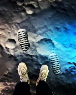 Ranran Suzuki Instagram - バイバイ👋地球🌏😘

東京🗼タワーから月へひとっ飛び🌕

こんなにちっさい掌サイズの探査機YAOKIが👀NASAの月探索プロジェクトに参加するんですってよ💨

凄いねぇ…

私にとって東京タワーって🗼思い出の場所なんですよね☺️

まだ何にも持っていなかった学生時代、息抜きで学校帰りにふらっと遊びに来ては遠くを眺めて色んな未来を想像したり☺️今は無き懐かしの蝋人形館できゃっきゃ言いながら遊んだりした場所なんです

その時既に古めかしい昭和レトロを楽しめる場所だった東京タワー🗼

でも今は全く様変わりした東京タワー😆

新しくなってからも来てますけど今回は遊びでは無く仕事の打ち合わせで来訪💨

でもちゃんと遊んで帰りました（笑）

ところで
なんでなんでナンデ？の歌詞は学生時代、芸能の仕事をしつつ弁当屋でもバイトしながら勉強＆レッスンも頑張っていた私が

ここの展望台から遠くを眺めて色んな事を考えていた瞬間の切り取りなんです

余談でした（笑）

#東京タワー
#夜景も大好き
#フードコートも必ず使用❤️
#外国人多し
#ラーメンが人気だった