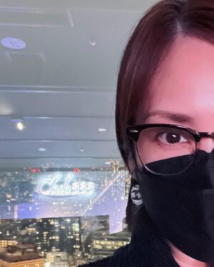 Ranran Suzuki Instagram - 今日Club333にて開催されていたLIVEに早速視察へ向かいました☺️

音の環境とか照明、人が入った時の会場の雰囲気など諸々確認👀

ここは渋谷のJZとか去年の会場のCOTTON CLUBとは違いレストラン型のLIVE会場ではないので本当に純粋に歌や音楽を楽しむ空間っていう感じ👀

日曜日は東京タワー自体に来る人も多くてとっても賑わっていました☺️

一枚目の写真、寄ったらなんかサスペンス風に（笑）
夜景と共にガラスに映るClub333が綺麗✨

2枚目の写真は…

ええ東京タワーは電波塔なんでね

髪の毛がぴーん⚡️電波を受信したもよう😆

#東京タワー🗼
#club333 
#LIVEの詳細はアメブロへGO💨