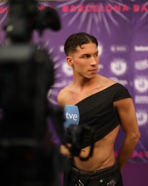 Raoul Vázquez Instagram - Encantado de pasar una tarde con @bcneurovision @eurovisiontve 

Estilismo: @saint.narciso 
Peluquería: @jesus_ardite 
Fotografía: @sanzphto