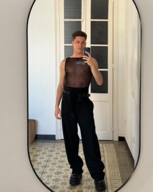 Raoul Vázquez Instagram - Carrousel de la Gala 1 de @tucaramesuena 
¿Qué os pareció?
Gracias a todos por tanto cariño 🥹
Aquí os muestro cositas de detrás de cámaras. 🎥 
Podéis volver a vivir la pedazo de gala que se han marcado todos mis compañeros en @atresplayer 🌸🤍 
Styled by @ma.rogat
