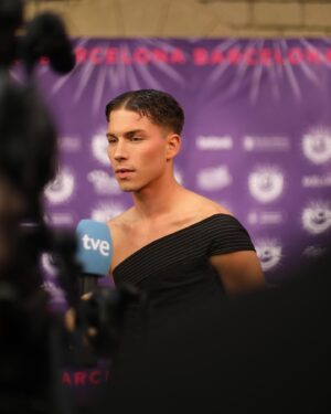 Raoul Vázquez Instagram - Encantado de pasar una tarde con @bcneurovision @eurovisiontve 

Estilismo: @saint.narciso 
Peluquería: @jesus_ardite 
Fotografía: @sanzphto