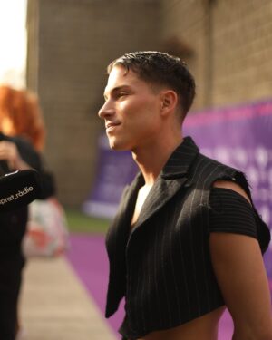 Raoul Vázquez Instagram - Encantado de pasar una tarde con @bcneurovision @eurovisiontve 

Estilismo: @saint.narciso 
Peluquería: @jesus_ardite 
Fotografía: @sanzphto