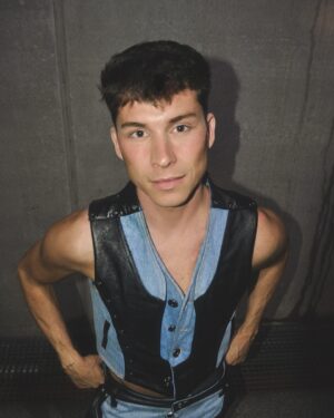 Raoul Vázquez Instagram - Mañana estamos de vuelta otro viernes más 🐒🌸 
Carrousel Gala 6 y 7 

Styled by @ma.rogat 
@_mateovelasquez @newrock