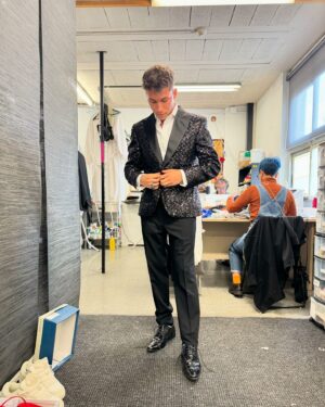 Raoul Vázquez Instagram - Mañana estamos de vuelta otro viernes más 🐒🌸 
Carrousel Gala 6 y 7 

Styled by @ma.rogat 
@_mateovelasquez @newrock