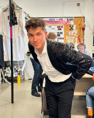 Raoul Vázquez Instagram - Mañana estamos de vuelta otro viernes más 🐒🌸 
Carrousel Gala 6 y 7 

Styled by @ma.rogat 
@_mateovelasquez @newrock