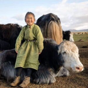 Raphaël de Casabianca Instagram - 😍 Merci pour tous vos messages... Et quel plaisir de retrouver Gungdegma (et toute sa famille) avec @nawell_madani en Mongolie !

🇲🇬 Rendez vous sur @france5 le 28 décembre pour la rediffusion de @rendez_vous_en_terre_inconnue avec @oli_real à Madagascar chez les Vezo ! 

En attendant belles fêtes à tous !