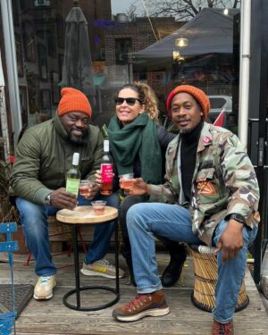 Raquel Loureiro Instagram - Paragem obrigatória em Brooklyn para beber um copo no @bedvynebrew comprar vinhos na @bedvyne e comer uma Jerk Chicken no @wadadlijerk 💥🇺🇸Thank you @realrotimiakinnuoye ❤️