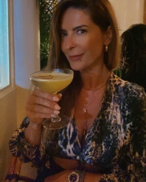 Raquel Loureiro Instagram - Vamos começar este fim‑de‑semana prolongado em grande! Viva o Porto! Bom fim‑de‑semana! 🍸🥰