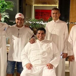 Rashed Al-Majed Instagram - بعد سنوات طوال من الأخوة والصداقة والمحبة، يتجدد اللقاء بأصدقاء مرحلة الطفولة وكل المراحل، الأعزاء:

‏شكر العميري الخالدي 
‏خالد القرعاوي
‏عبدالعزيز المهنا 
‏علي العبدالكريم

‏أدام الله المحبة والصدق والوفاء 🙏🏼💚