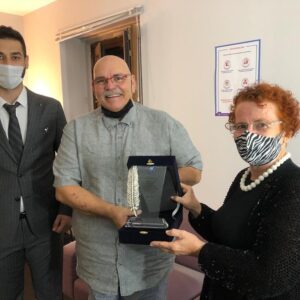 Rasim Öztekin Instagram - SANATSEVERLERE TEŞEKKÜR...
İBB’nin katkısıyla yapılan Kavuk Devir Teslim töreninin bilet gelirleriyle Çağdaş Yaşamı Destekleme Derneği "Rasim Öztekin Tiyatro Öğrencilerini 
Destekleme Bursu" oluşturuldu. Konservatuvar ve güzel sanatlar fakültelerinin tiyatro bölümündeki 5 öğrencinin 4 yıllık tiyatro eğitimine ışık oldunuz. Törene katılımınız ve genç tiyatrocuların eğitimine verdiğiniz gönülden destek için teşekkürlerimi sunarım.

Bursun devamlılığı ve daha fazla genç tiyatrocuya destek olabilmek amacıyla Çağdaş Yaşamı Destekleme Derneği'ne bundan sonra da bağışta bulunabilirsiniz:
. Online bağış: https://fonzip.com/cydd/bir-isik-yakin 
. Banka Yoluyla: TR 84 0006 7010 0000 0065 9796 35 

Bağış yaparken açıklama kısmına "Rasim Öztekin Tiyatro Öğrencileri Destekleme Bursu" yazmayı unutmayın.

https://www.instagram.com/cagdasyasamdd/?hl=tr
https://www.instagram.com/profdrayseyuksel/?hl=tr #istanbulbuyuksehirbld