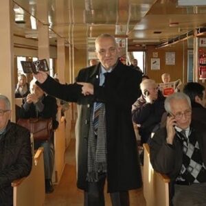 Rasim Öztekin Instagram - Gençliğimizin Burhan Pazarlaması. Kadıköy- Karaköy vapurunda 15 dakikalık show-satış yapardı. Lise ve üniversiteye giderken her günümüzü renklendirirdi. Mutlaka hepimiz ondan bir şey almışızdır. Aramızdan ayrılmış. Allah rahmet eylesin.