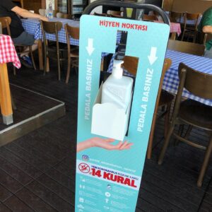 Rasim Öztekin Instagram - 15 Mart’tan beri ilk kez dışarı yemeğe gittik. Titizliğini bildiğimden, kardeşim Cansın’ın Rumeli Kale Cafe ye gittik. Beni yanıltmadı. Pandemi ye karşı aldığı tedbirler harika. Hele barkodlu menüye bayıldım. Lezzet ise bildiğiniz #rumelikalecafe @kale_cafe @volkantahsildaroglu @esra_kazancibasi_oztekin @semraakoral