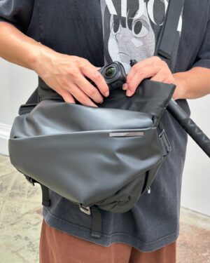 Ratanaumnuayshai Boonyakorn Instagram - roaming around Bangkok with NIID R1 Sling Bag from @425degree 

#NIID #SlingBag #425degree