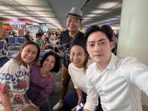 Rattapoom Toekongsap Instagram - เจอกันก็มีแต่ความสุขและเสียงหัวเราะ คิดถึงมากๆเลยครับ พอรู้ว่าทุกคนไปร้องเพลง แทบอยากจะหยุดการเมืองแล้วไปร้องเพลงด้วยเลย คิดถึงทุกคน คิดถึงแฟนๆ มากๆ งานการเมืองมันไม่ค่อยได้หัวเราะแบบนี้555