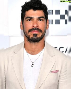 Raúl Castillo Instagram - Another angle…
 

#Repost @jessica_o_
・・・
Waves for days 

@raulcastillo at @tribeca premiere of @chacharealsmoothmovie last night
•
#mensgrooming by me using @fatboyhair • #styled by @slimecityangels

#RaulCastillo | @wolfkasteler 
@appletv