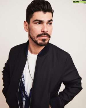 Raúl Castillo Instagram - Click click flash flash #wintertca2019 #wintertcas @vida_starz || 📸 by: @iheartmaarten for @tvguidemagazine #elchicanofilm 💄 by: @magengraysmua 😜