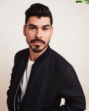 Raúl Castillo Instagram - Click click flash flash #wintertca2019 #wintertcas @vida_starz || 📸 by: @iheartmaarten for @tvguidemagazine #elchicanofilm 💄 by: @magengraysmua 😜