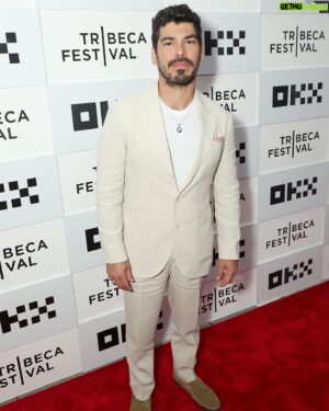 Raúl Castillo Instagram - @chacharealsmoothmovie @tribeca premiere last night. What a night, what a special film. Congrats to the man of the hour @coop_myself Thanks to my team @oginnyc @chaayes @wolfkasteler @slimecityangels @neffnyc @jessica_o_ @brunellocucinelli_brand @marc.fisher for making me look sharp.

@appletvplus 
@endeavorcontent 
@picturestart 
@teatime.pictures